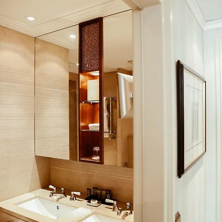 Bayerischer Hof - The Leading Of The World Отель Мюнхен