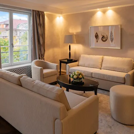 Bayerischer Hof - The Leading Of The World Отель Мюнхен