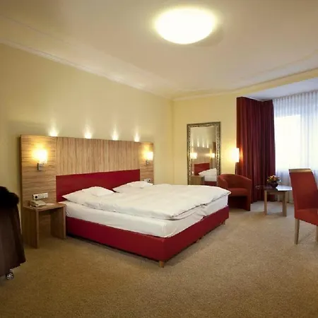 Bayerischer Hof - The Leading Of The World Отель Мюнхен